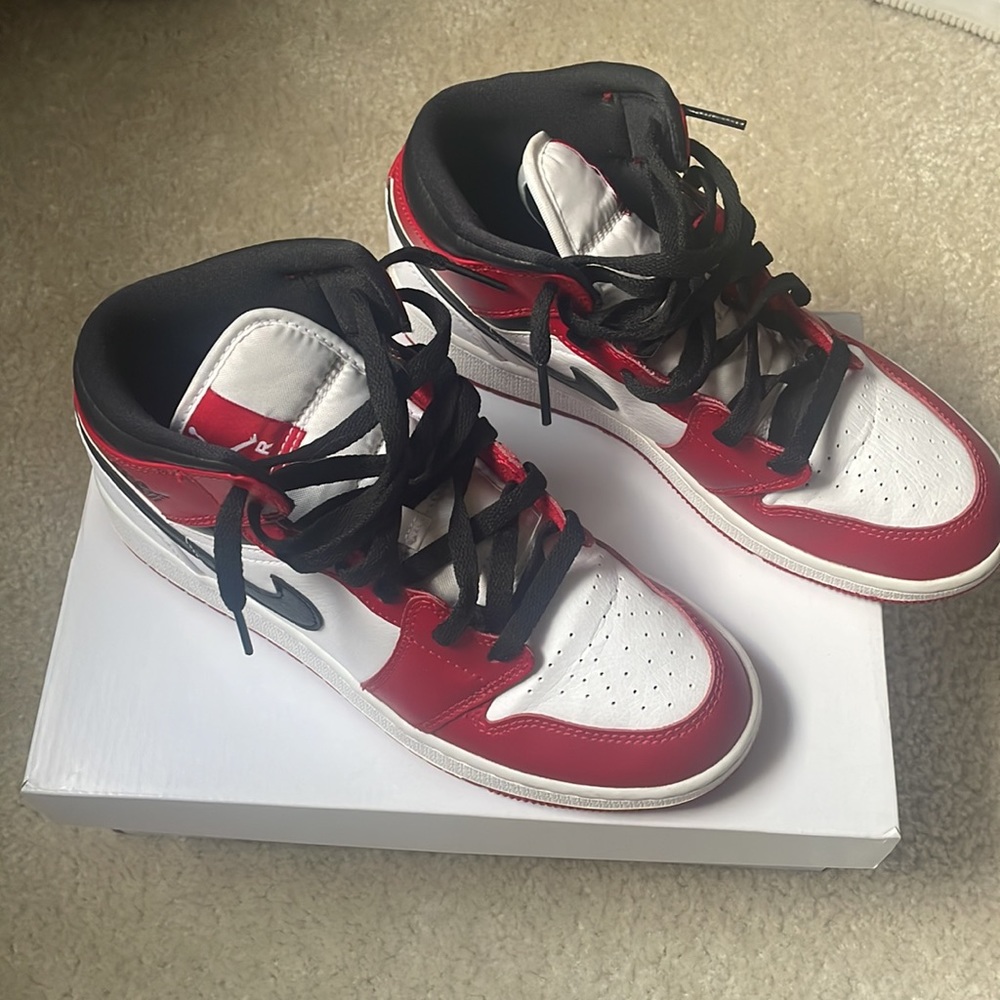 Women’s air Jordan 1 mid with box - Picture 2 of 5